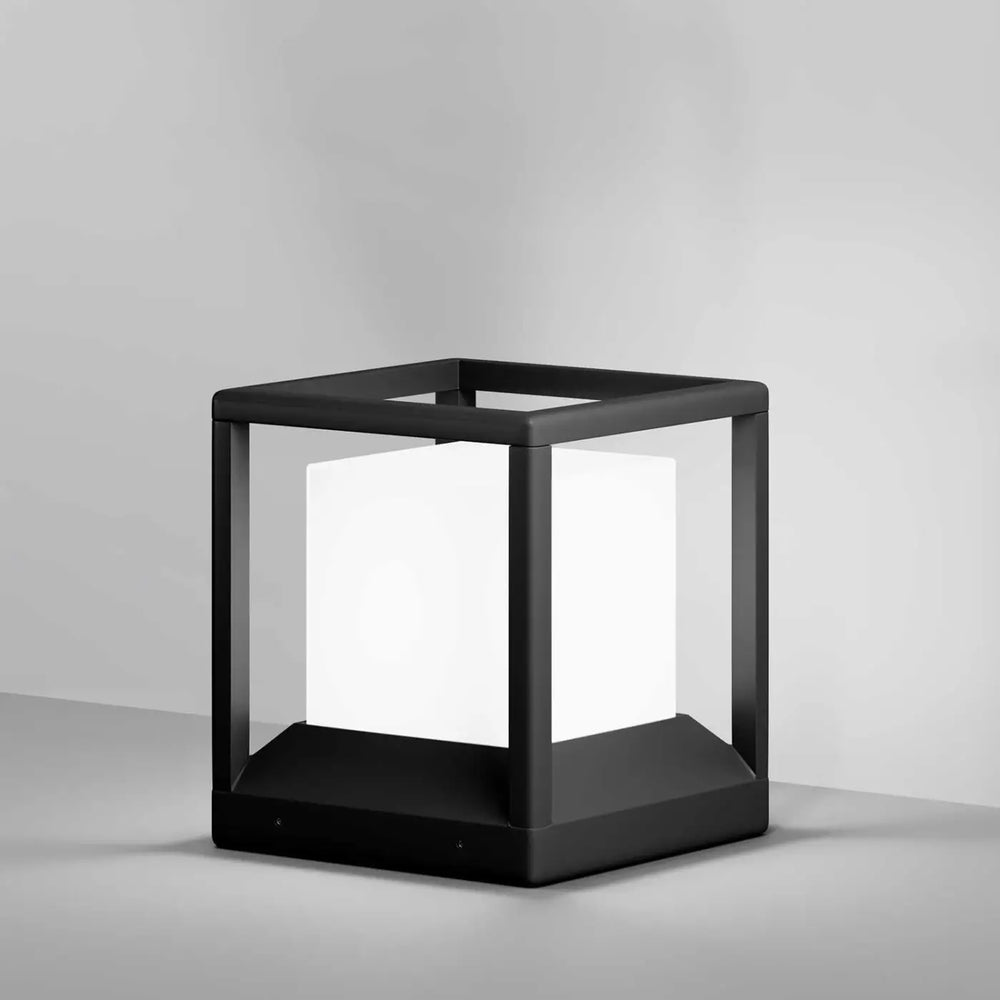 Borne extérieur trim potelet en acier noir avec cadre ajouré et verre dépoli pour bord d’une terrasse