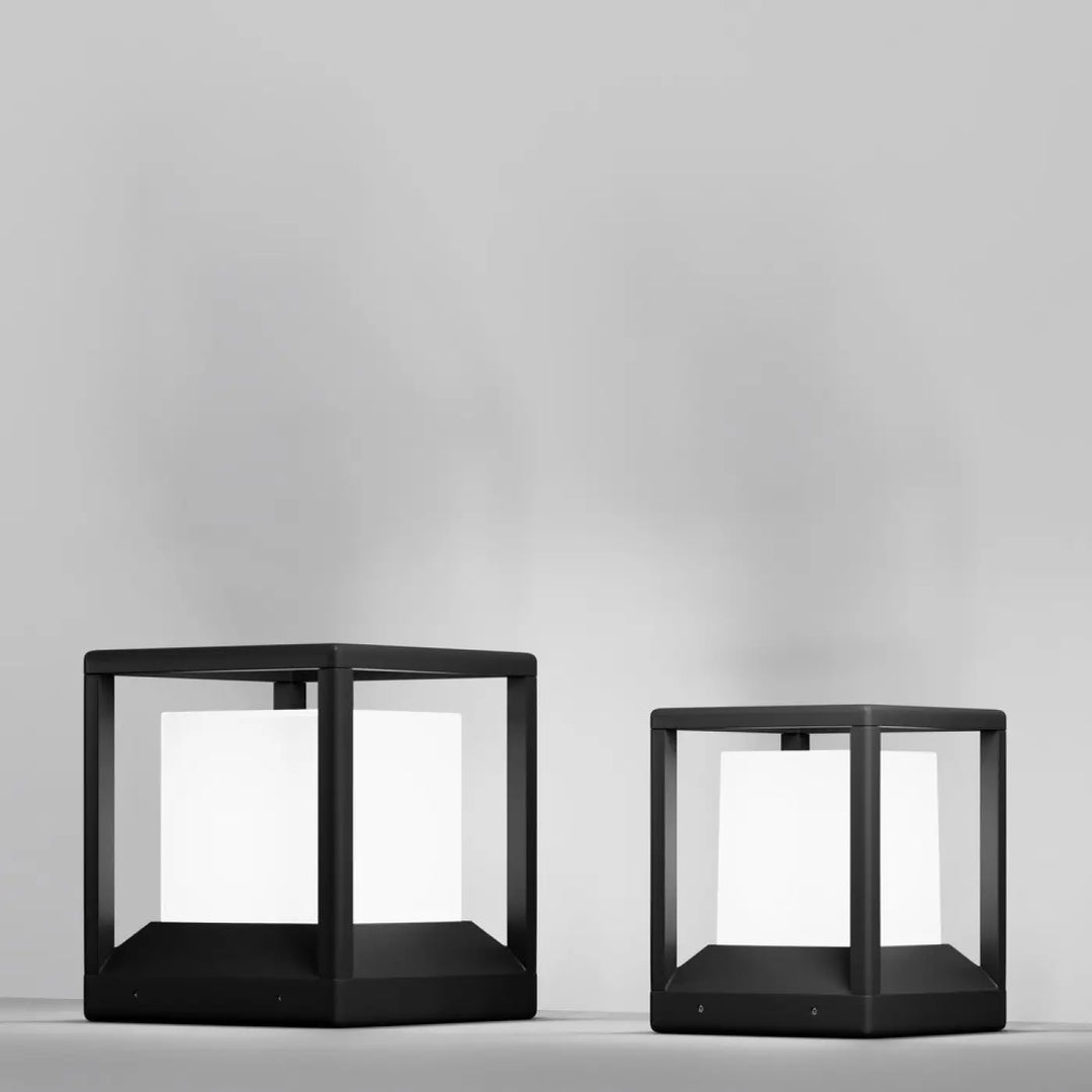 Borne extérieur trim potelet en acier noir avec cadre ajouré en verre clair pour bord d’une terrasse moderne