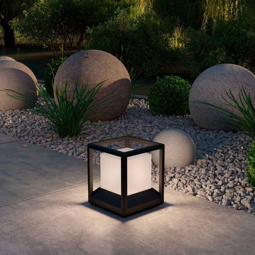 Borne extérieur trim potelet en acier noir avec cadre ajouré et lanterne cubique lumineuse pour bord d’une terrasse