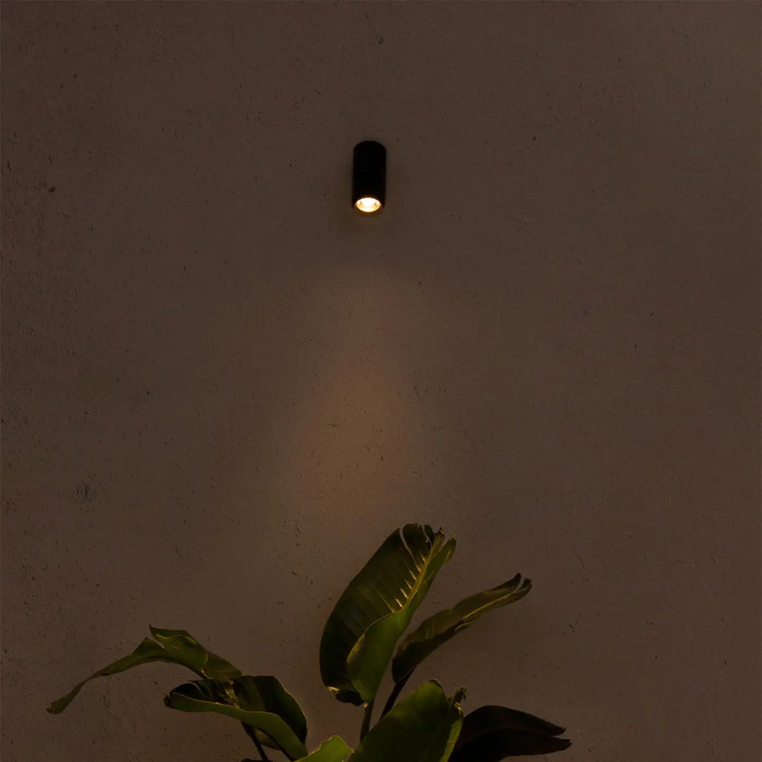 Projecteur extérieur Plom gris foncé de Faro Barcelona en situation