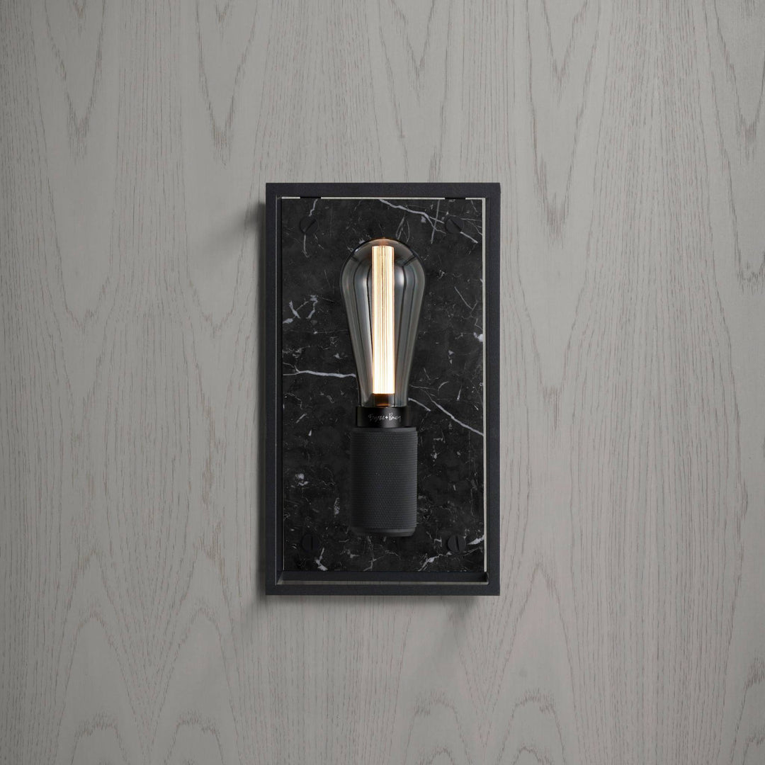 Applique murale Caged Medium en marbre noir et cage en métal noir mat #couleur_noir