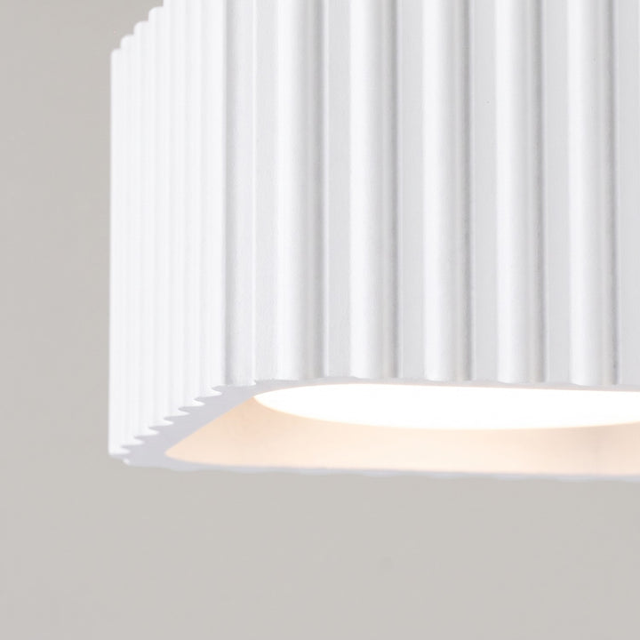Plafonnier Riff blanc carré en aluminium, détail des cannelures