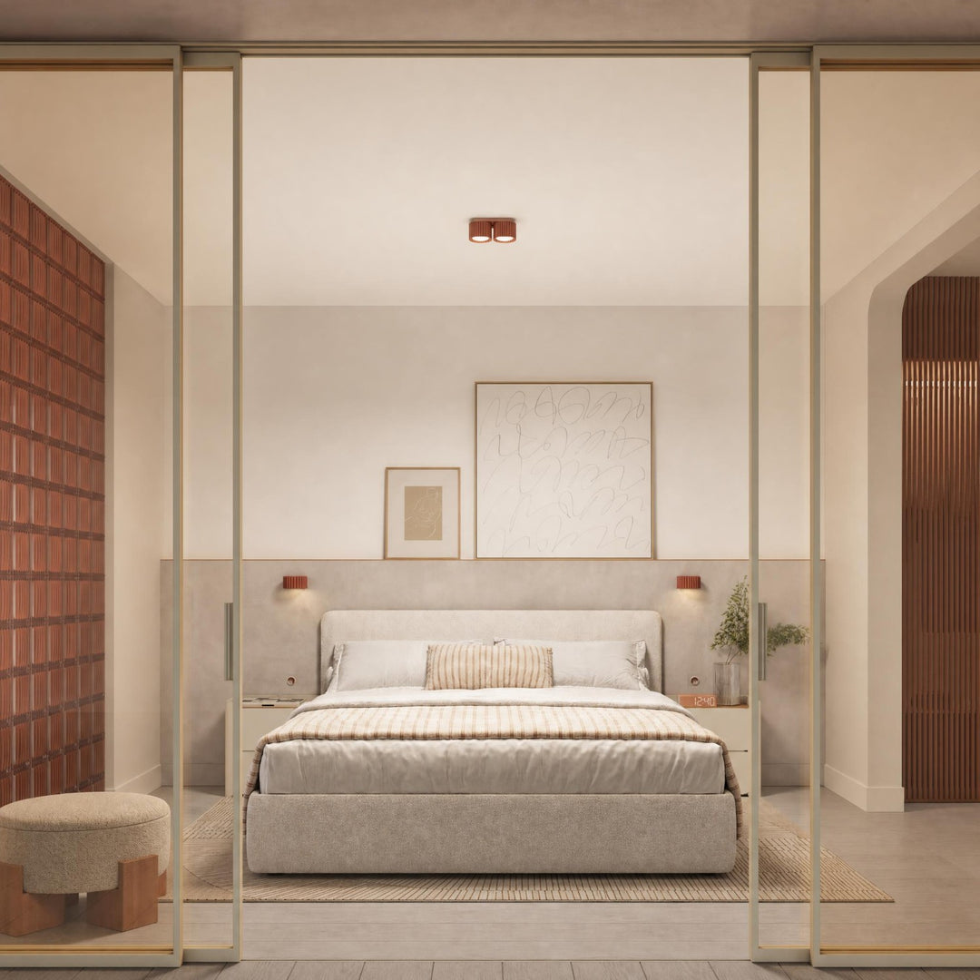 Plafonnier Riff ocre rouge carré en aluminium au plafond d'une chambre