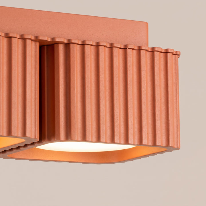 Plafonnier Riff ocre rouge carré en aluminium, détail des cannelures
