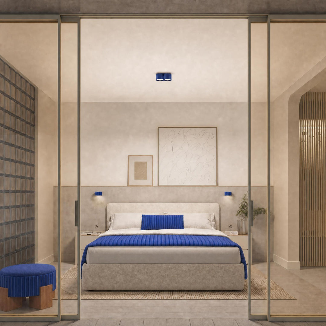 Plafonnier Riff outremer carré en aluminium au plafond d'une chambre