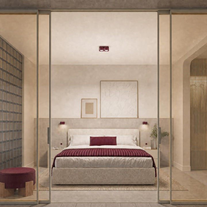Plafonnier Riff bordeaux carré en aluminium au plafond d'une chambre