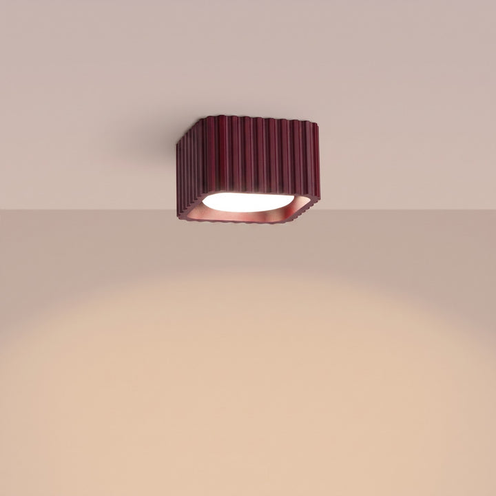 Plafonnier Riff bordeaux carré en aluminium, allumé