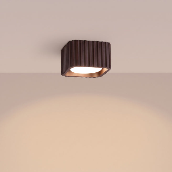 Plafonnier Riff marron carré en aluminium, allumé