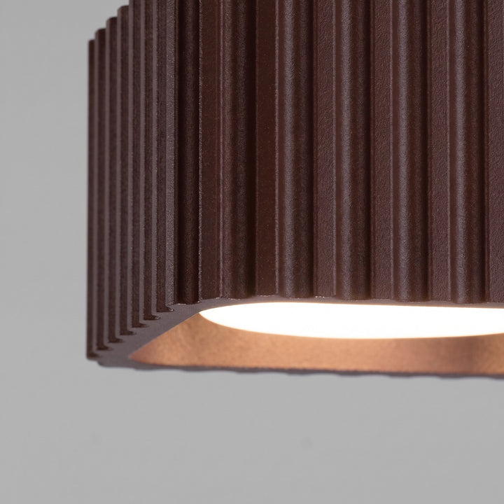 Plafonnier Riff marron carré en aluminium, détail des cannelures