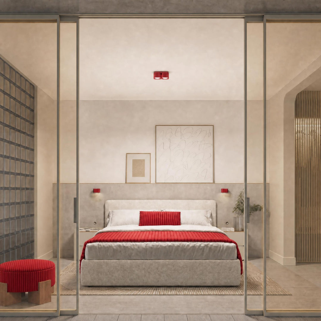 Plafonnier Riff rouge carré en aluminium au plafond d'une chambre