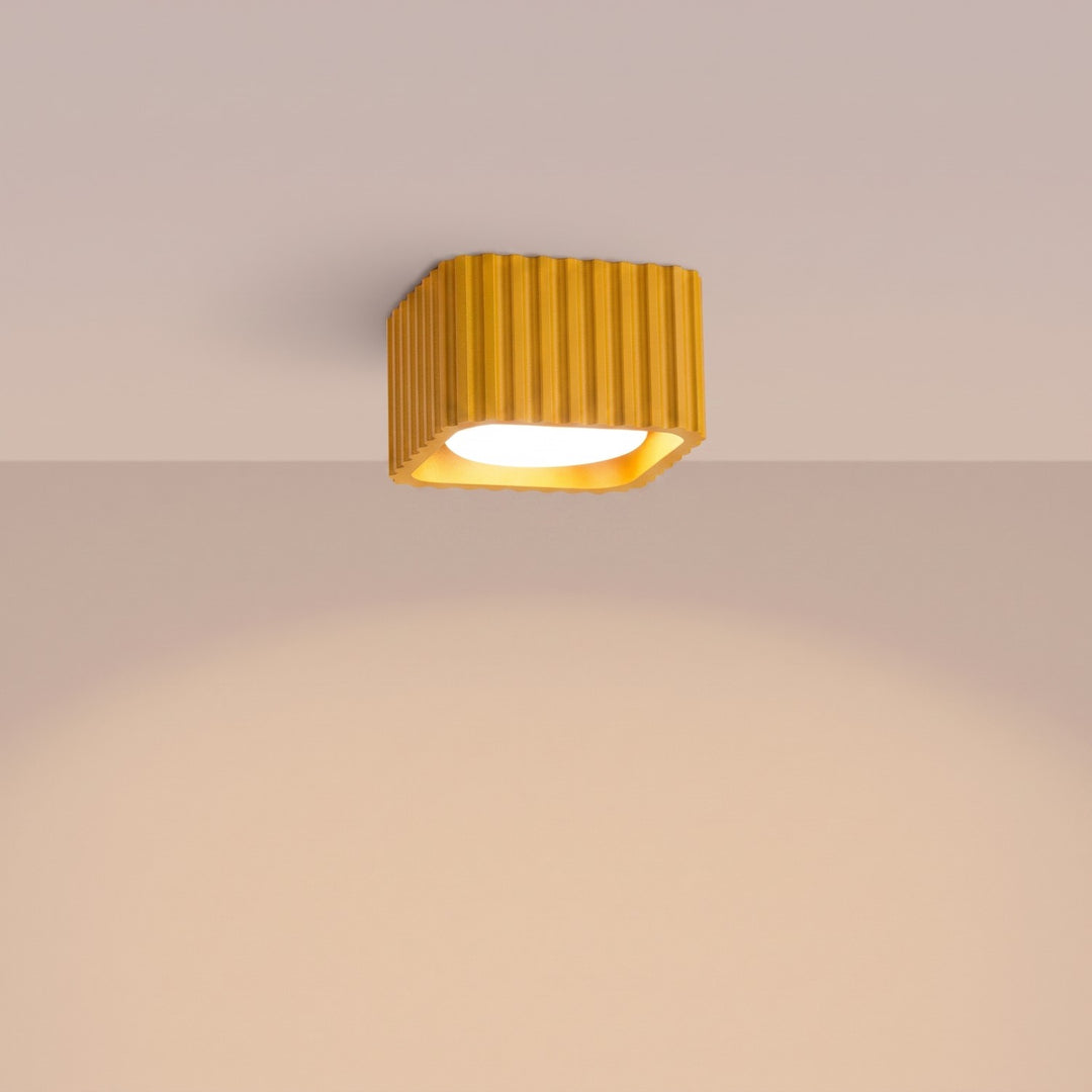 Plafonnier Riff jaune carré en aluminium, allumé