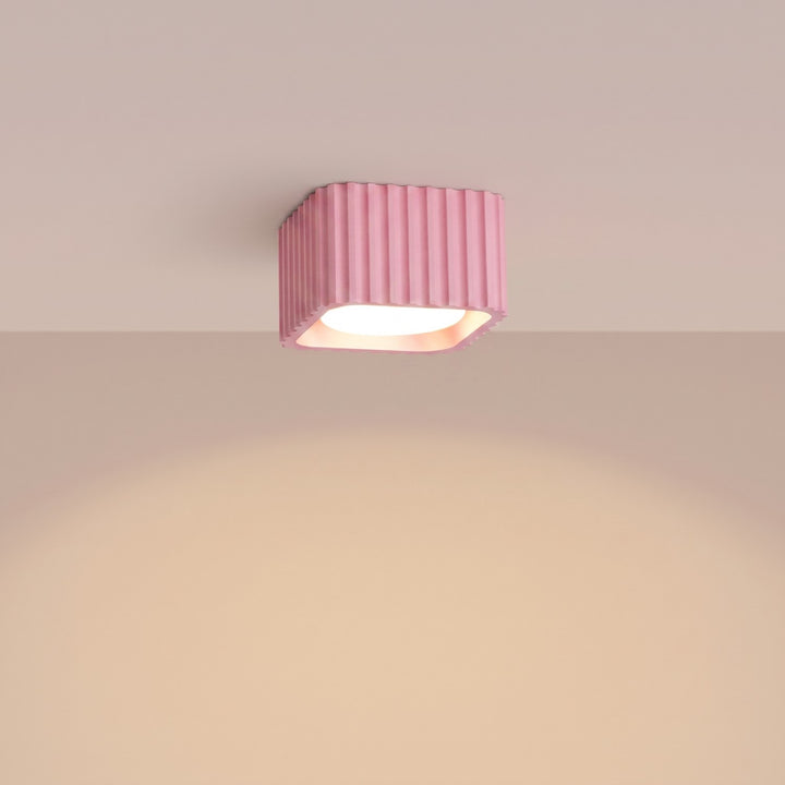 Plafonnier Riff rose carré en aluminium, allumé