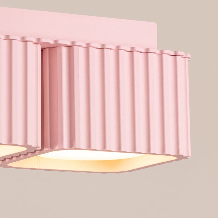 Plafonnier Riff rose carré en aluminium, détail des cannelures