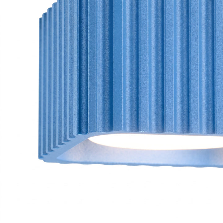 Plafonnier Riff bleu azur carré en aluminium, détail des cannelures