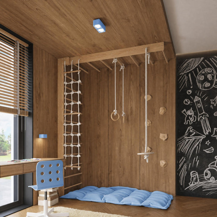 Plafonnier Riff bleu azur carré en aluminium dans un intérieur contemporain