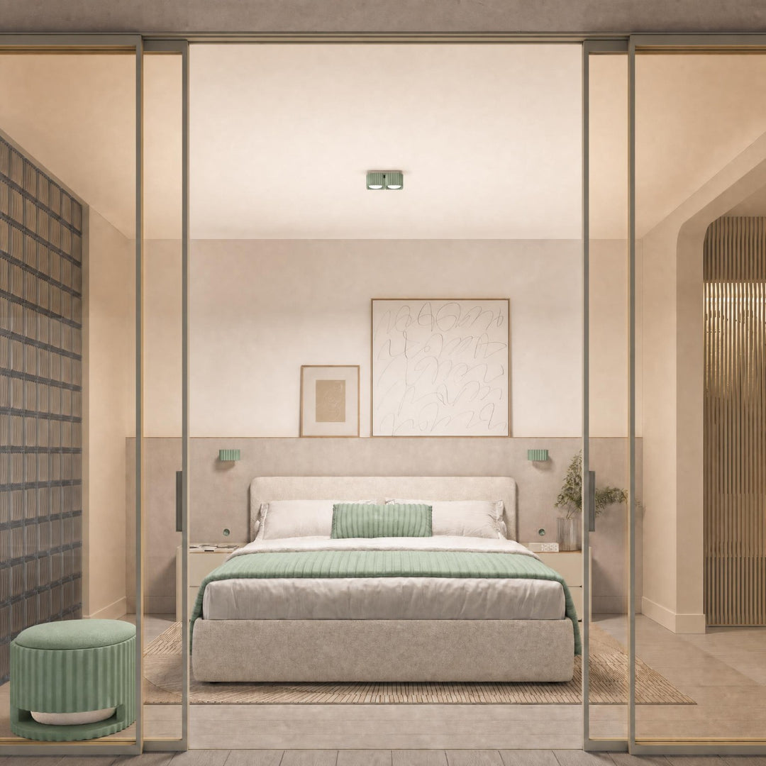 Plafonnier Riff sauge carré en aluminium au plafond d'une chambre