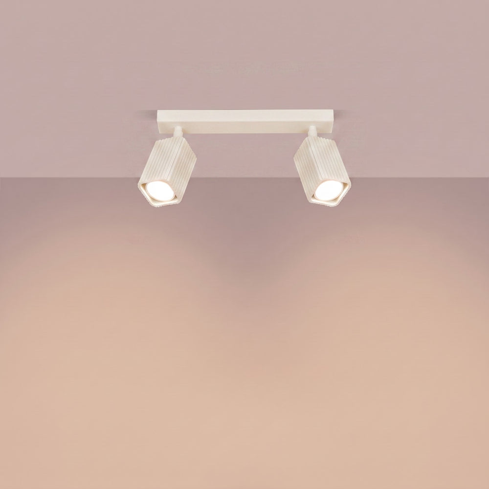 Plafonnier Rayo beige en rampe à spots orientables, allumé