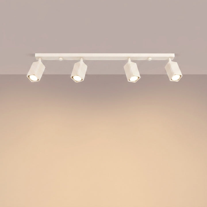 Plafonnier Rayo beige en rampe à spots orientables, allumé
