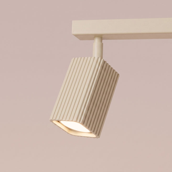 Plafonnier Rayo beige en rampe à spots orientables, détail des cannelures