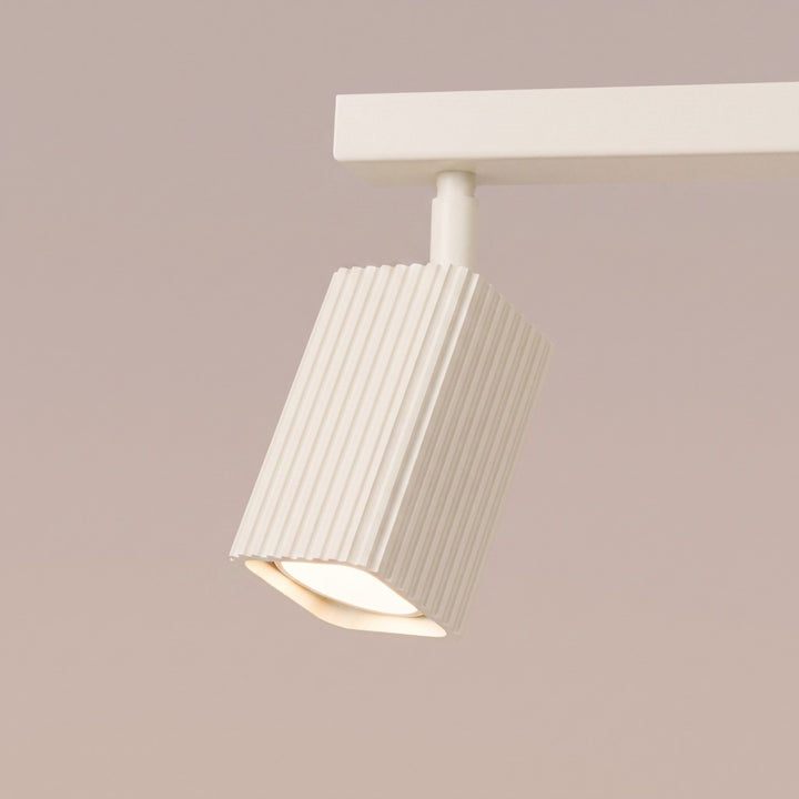 Plafonnier Rayo beige en rampe à spots orientables, détail des cannelures