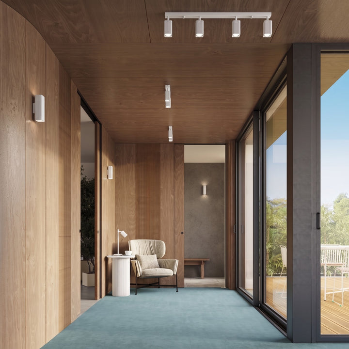 Plafonnier Rayo blanc en rampe à spots orientables au plafond d'un couloir