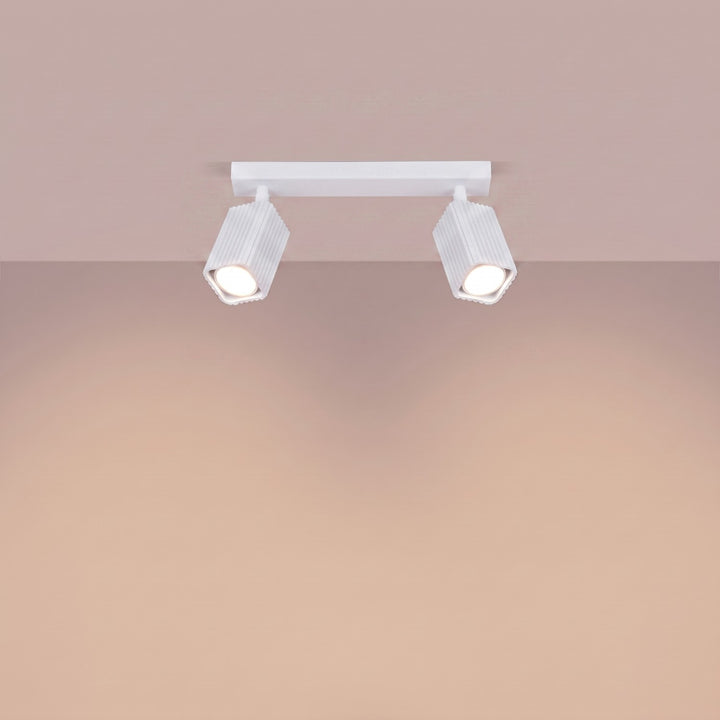 Plafonnier Rayo blanc en rampe à spots orientables, allumé