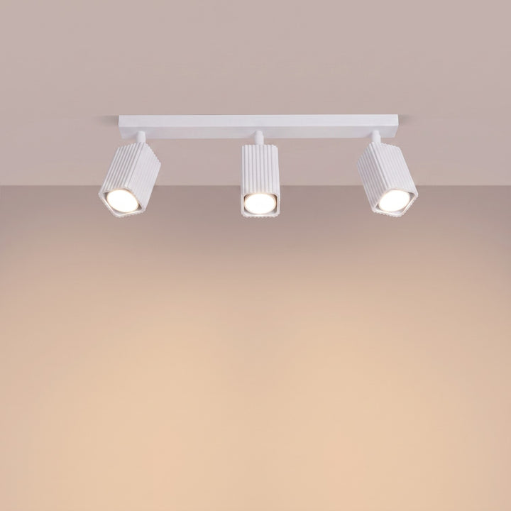 Plafonnier Rayo blanc en rampe à spots orientables, allumé
