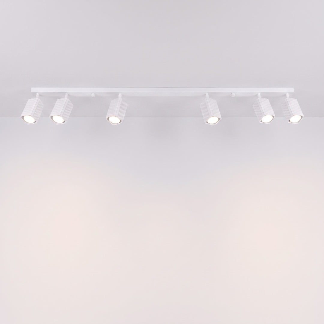 Plafonnier Rayo blanc en rampe à spots orientables, allumé