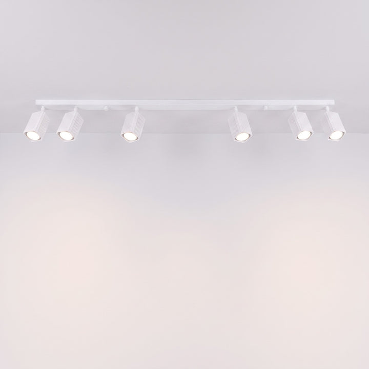 Plafonnier Rayo blanc en rampe à spots orientables, allumé