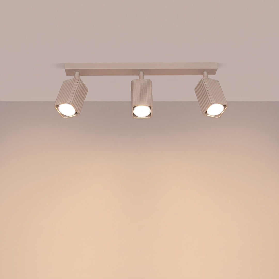 Plafonnier Rayo taupe en rampe à spots orientables, allumé