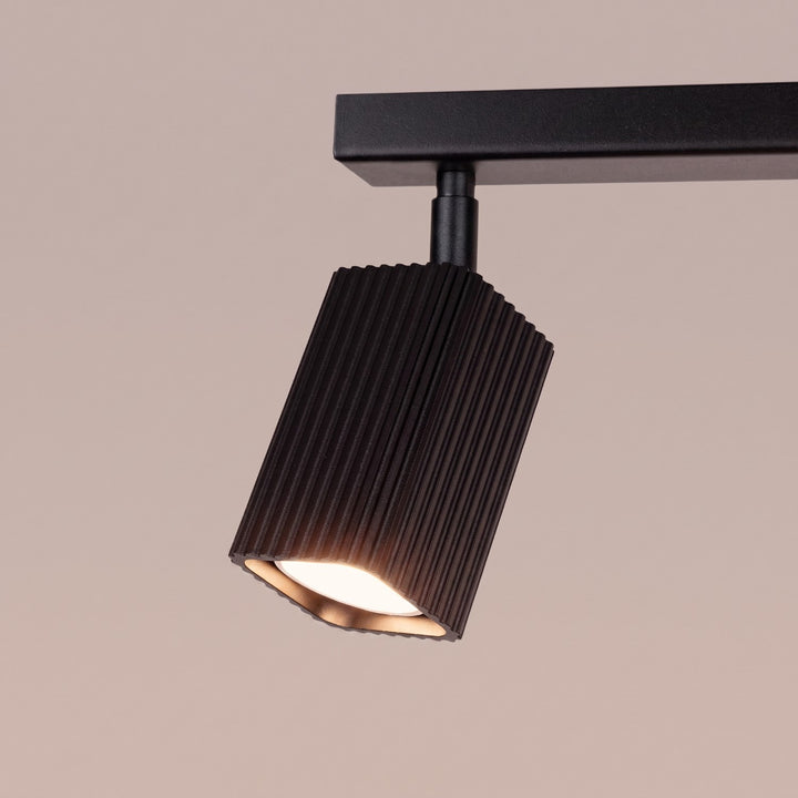 Plafonnier Rayo noir en rampe à spots orientables, détail des cannelures