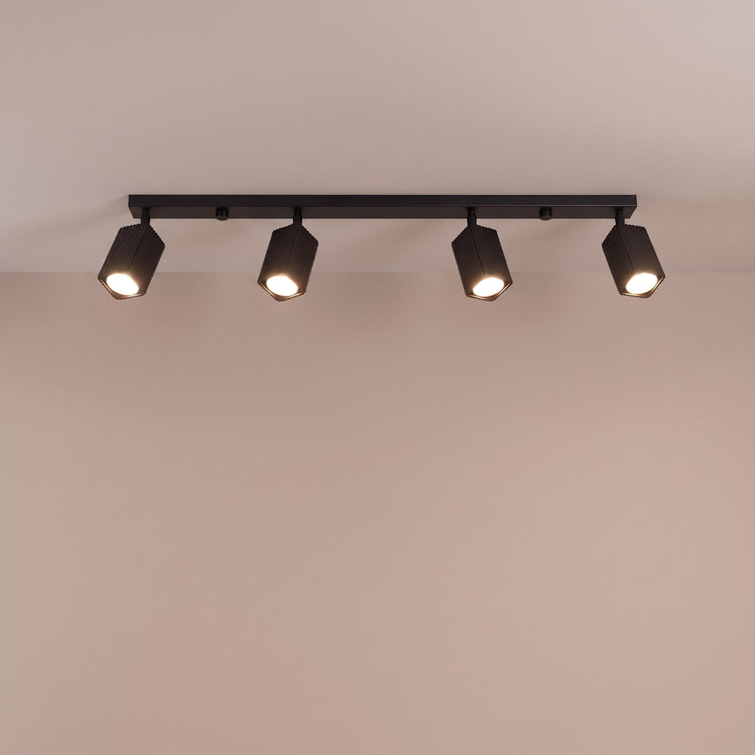 Plafonnier Rayo noir en rampe à spots orientables, allumé