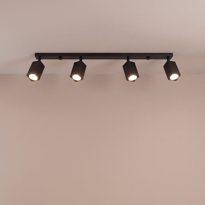 Plafonnier Rayo noir en rampe à spots orientables, allumé