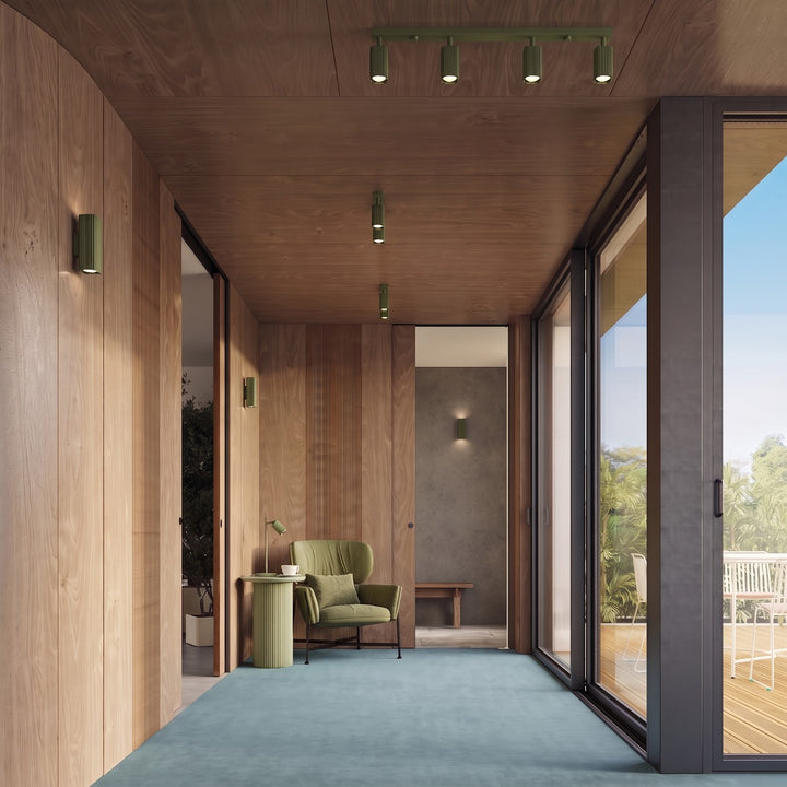 Plafonnier Rayo vert olive en rampe à spots orientables au plafond d'un couloir