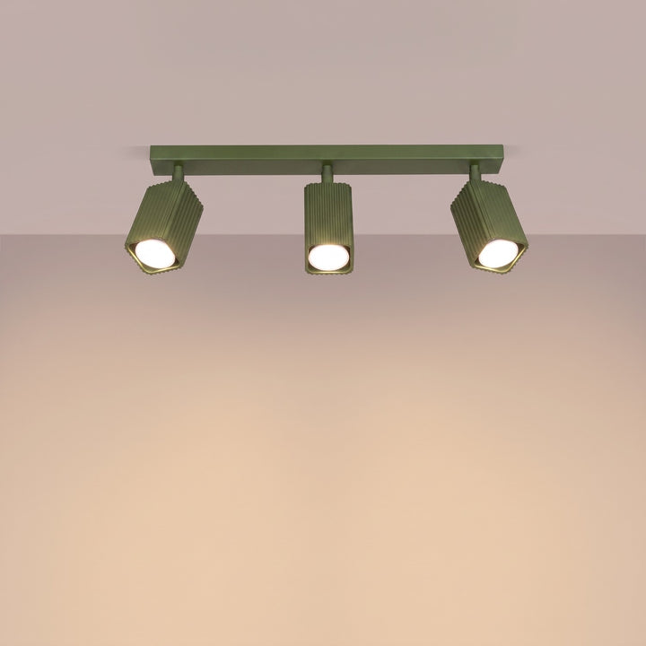 Plafonnier Rayo vert olive en rampe à spots orientables, allumé