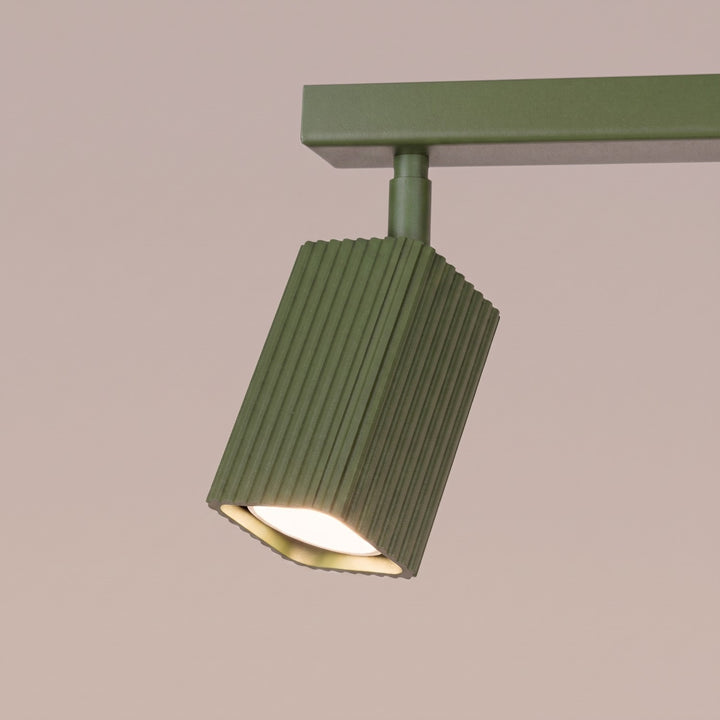 Plafonnier Rayo vert olive en rampe à spots orientables, détail des cannelures