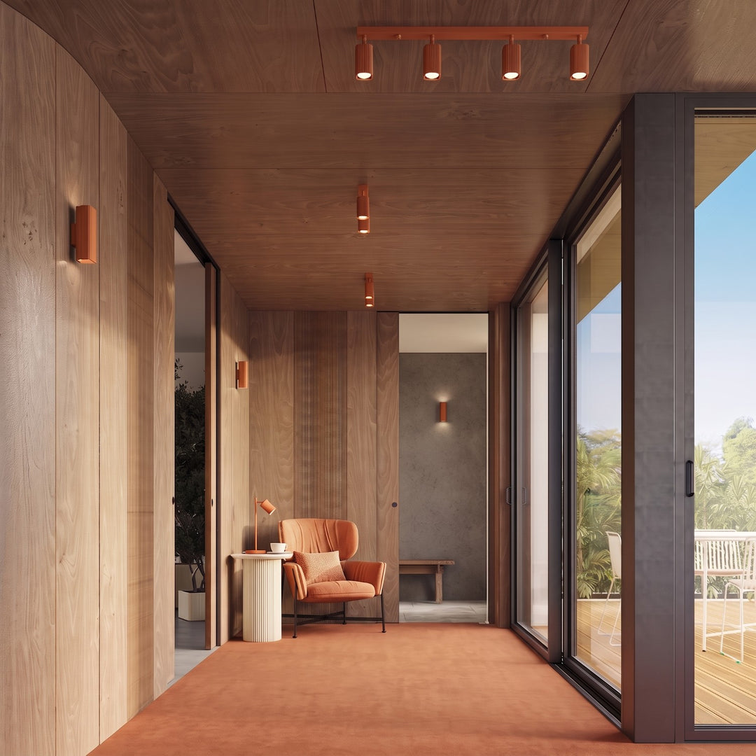 Plafonnier Rayo ocre rouge en rampe à spots orientables au plafond d'un couloir