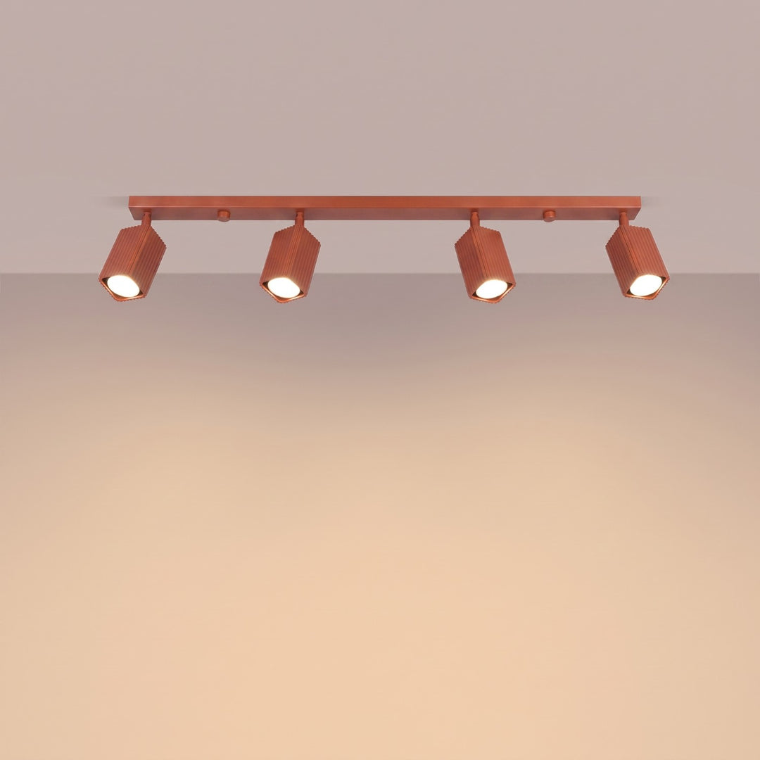 Plafonnier Rayo ocre rouge en rampe à spots orientables, allumé