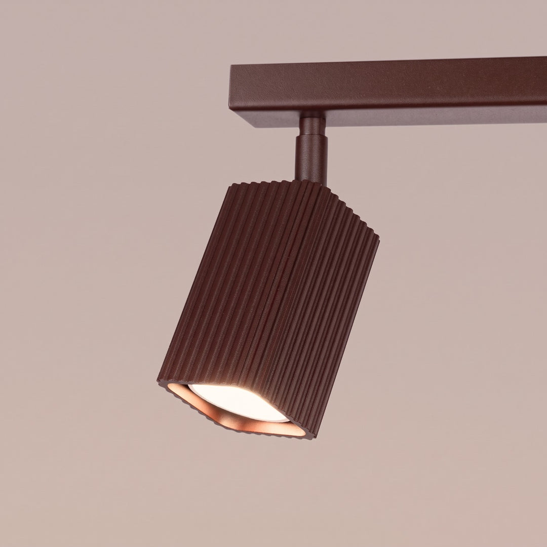Plafonnier Rayo marron en rampe à spots orientables, détail des cannelures