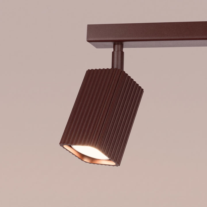 Plafonnier Rayo marron en rampe à spots orientables, détail des cannelures