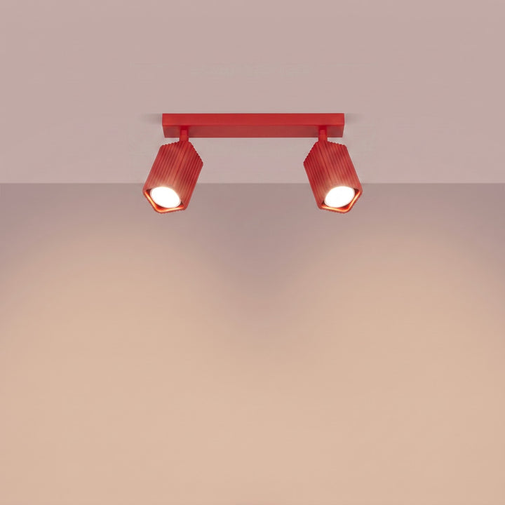Plafonnier Rayo rouge en rampe à spots orientables, allumé