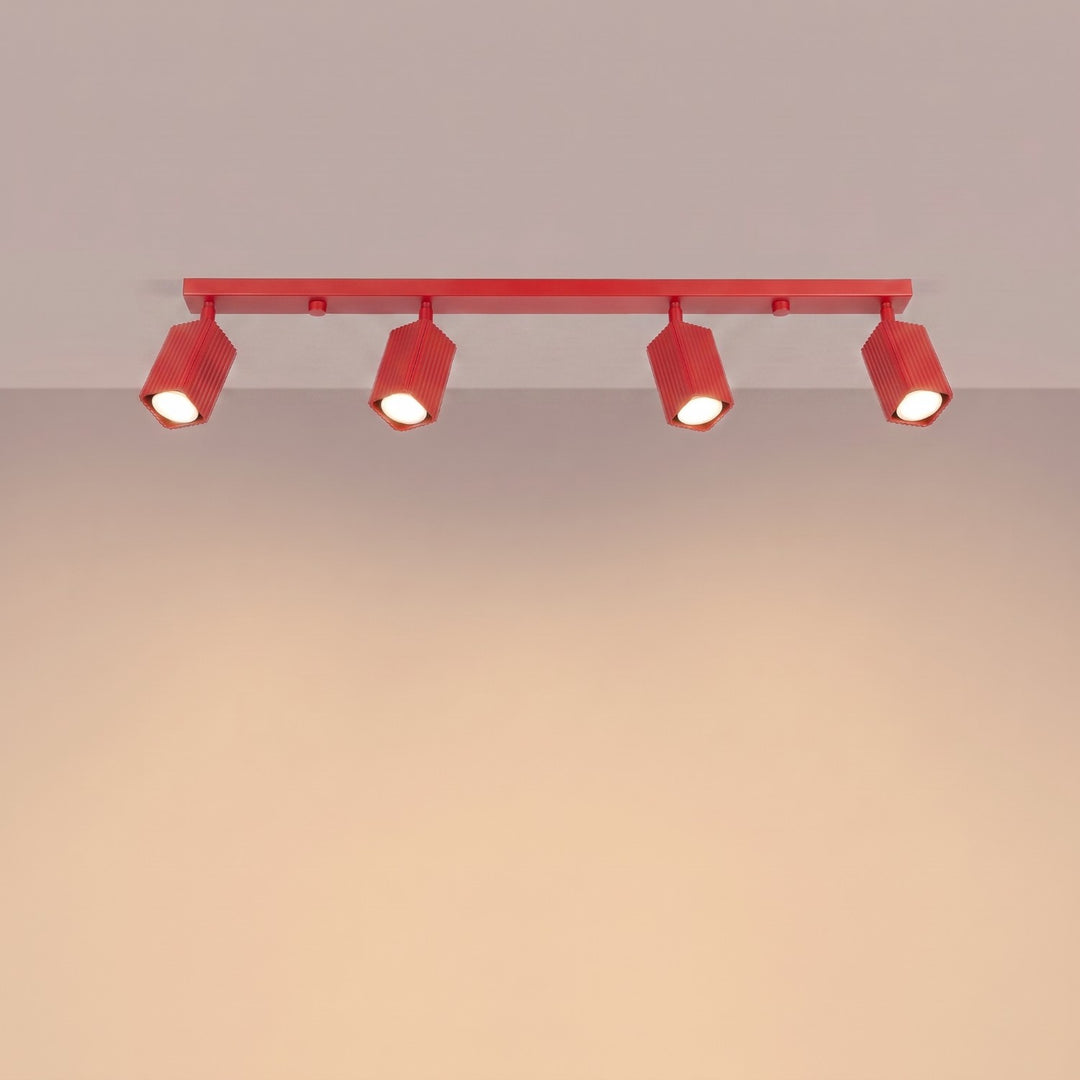 Plafonnier Rayo rouge en rampe à spots orientables, allumé