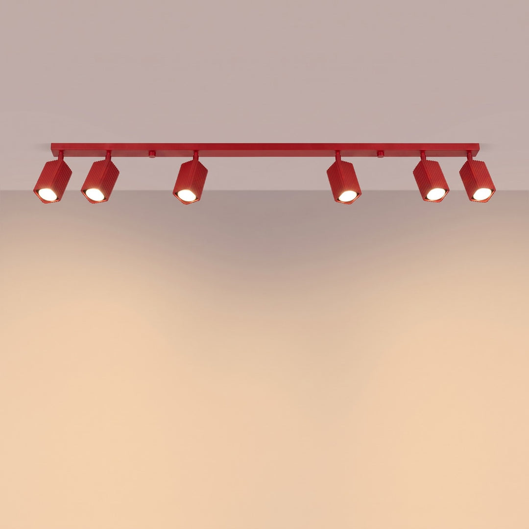 Plafonnier Rayo rouge en rampe à spots orientables, allumé