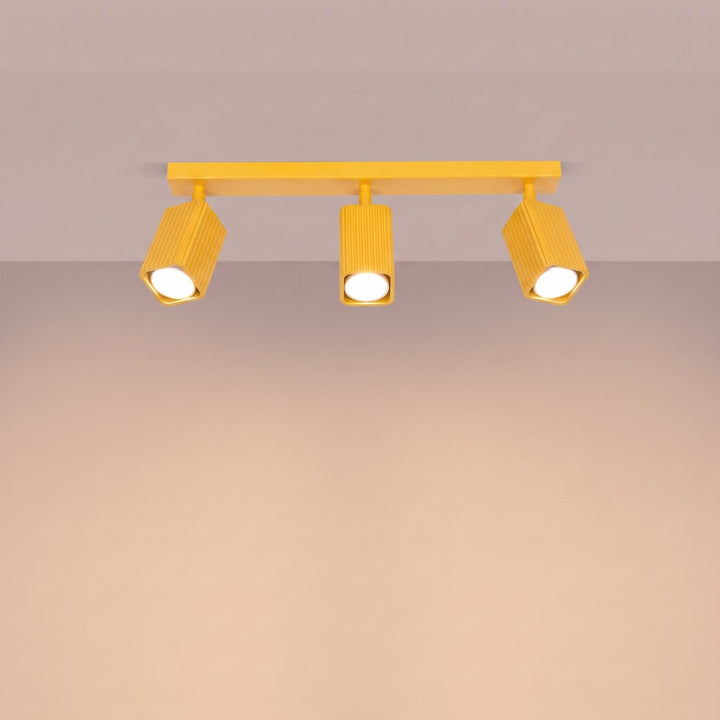 Plafonnier Rayo jaune en rampe à spots orientables, allumé