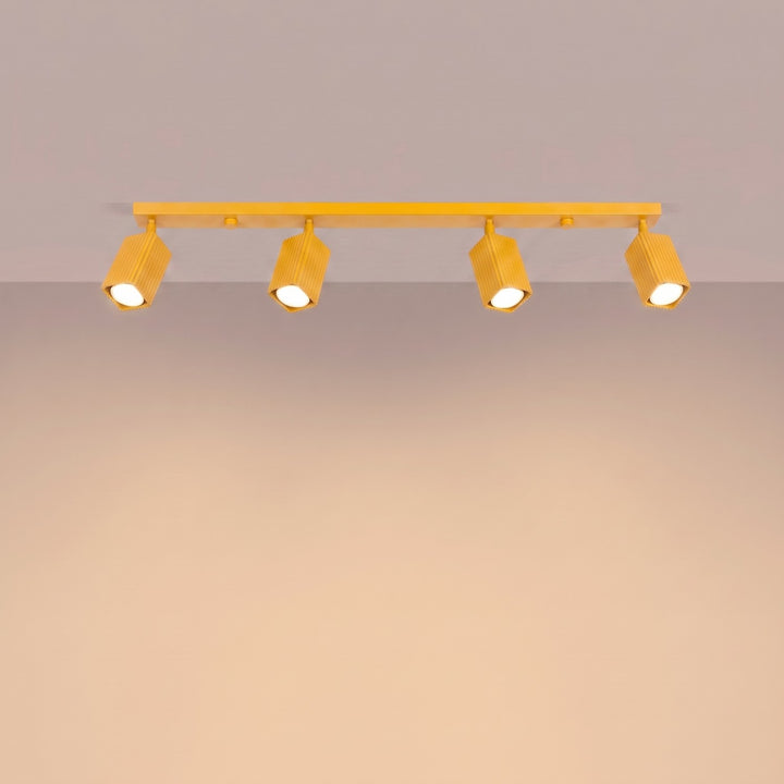 Plafonnier Rayo jaune en rampe à spots orientables, allumé