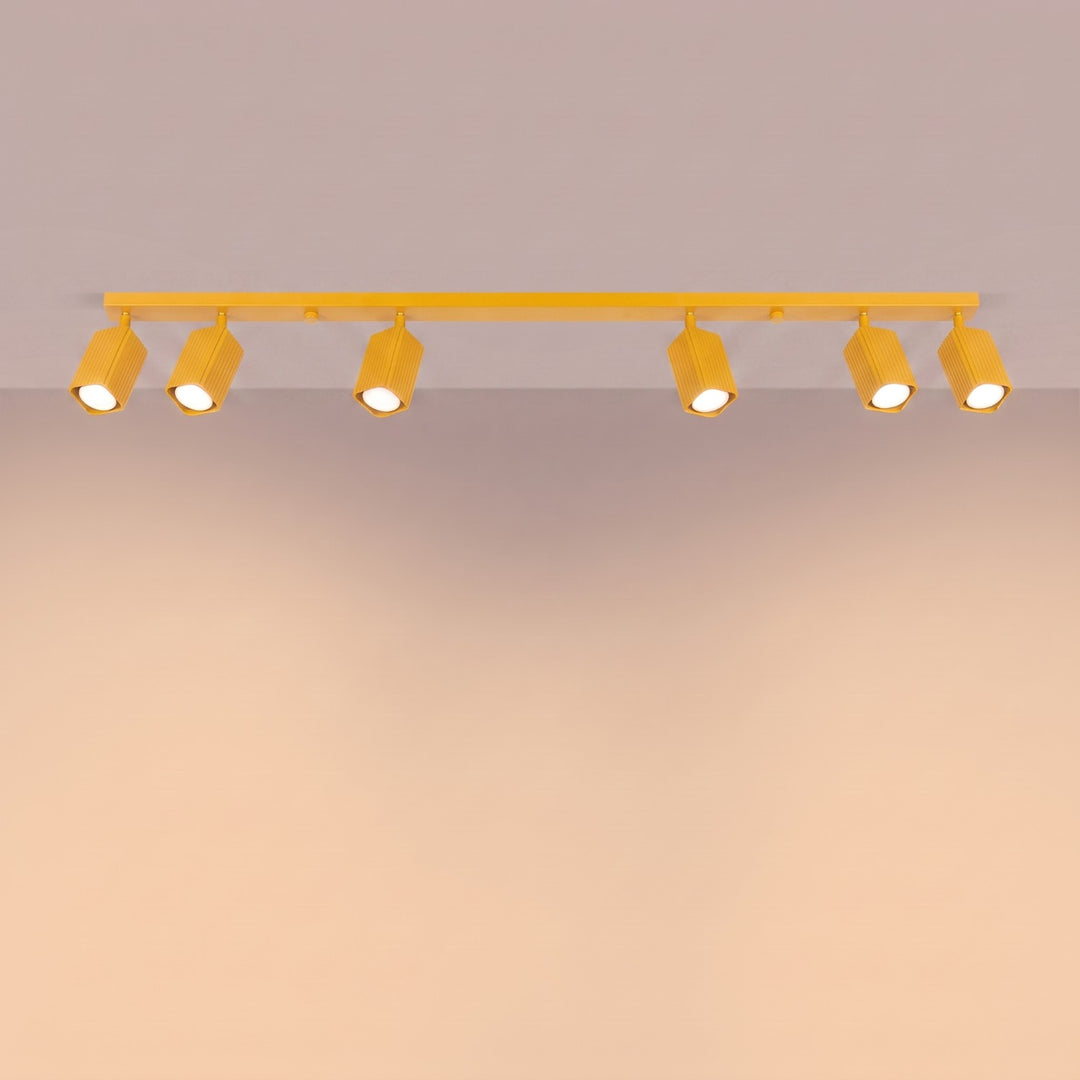 Plafonnier Rayo jaune en rampe à spots orientables, allumé