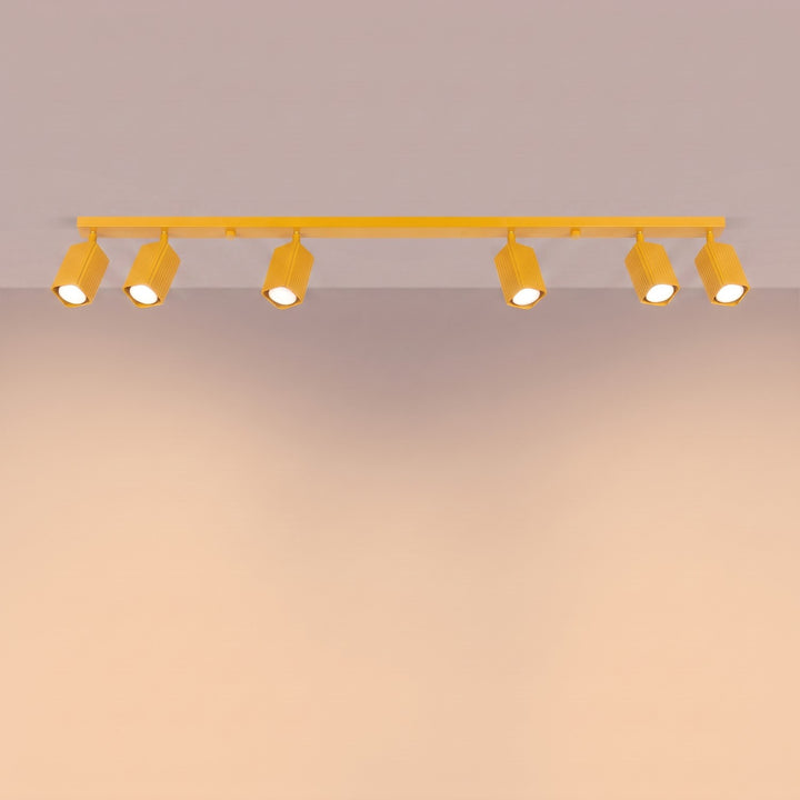 Plafonnier Rayo jaune en rampe à spots orientables, allumé