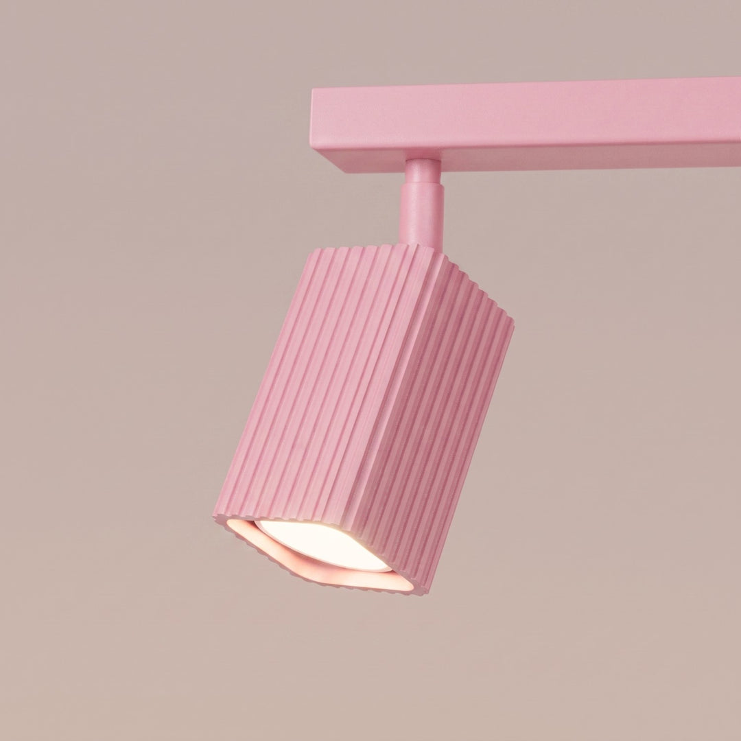Plafonnier Rayo rose en rampe à spots orientables, détail des cannelures