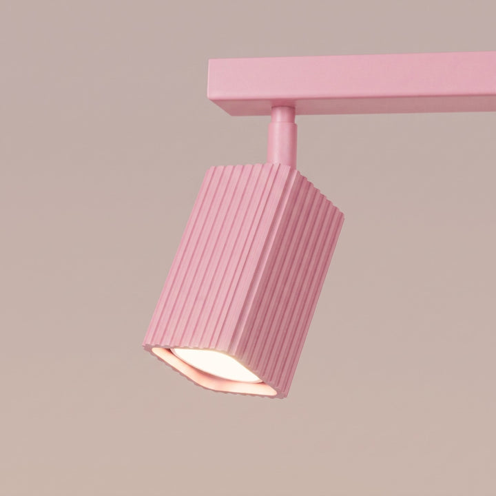 Plafonnier Rayo rose en rampe à spots orientables, détail des cannelures