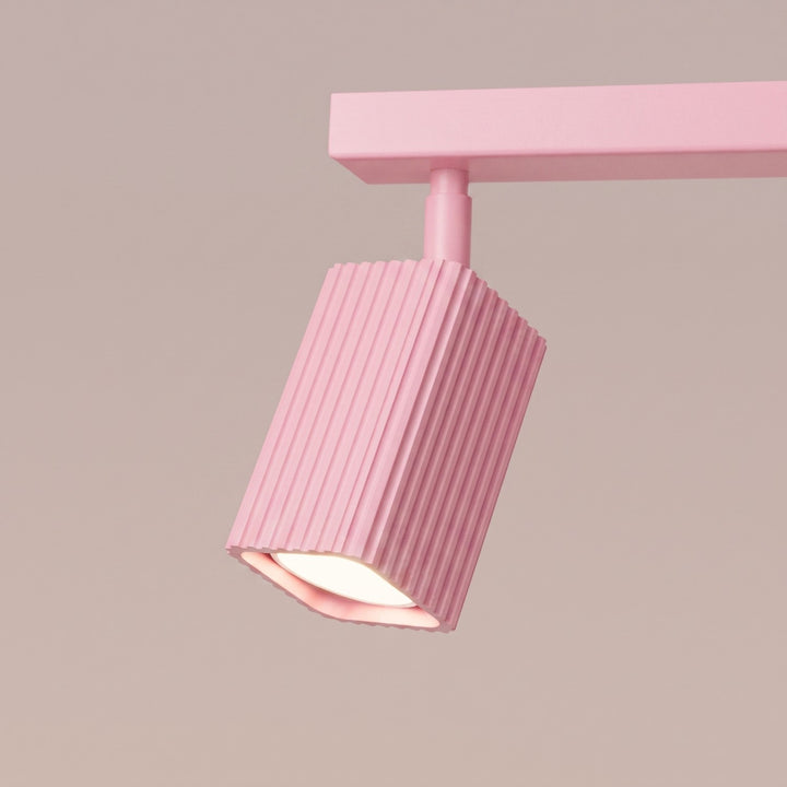 Plafonnier Rayo rose en rampe à spots orientables, détail des cannelures